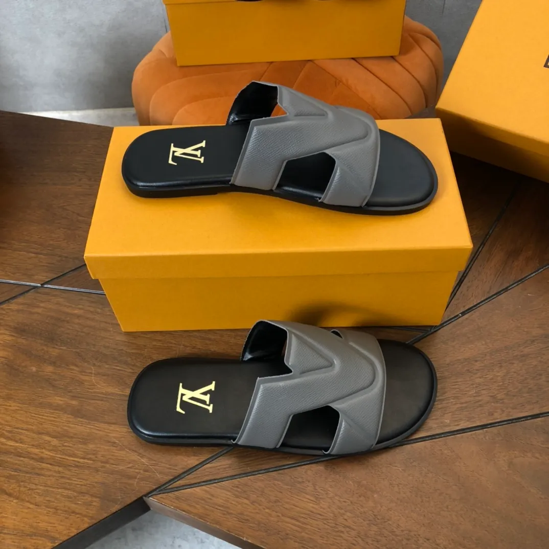 Factory price: 270💰LV counters are selling new brand luxury men's slippers, casual, loose and comfortable. The must-have model in the picture above [Happy][Happy], multiple colors available Size: 38-44, customized 45